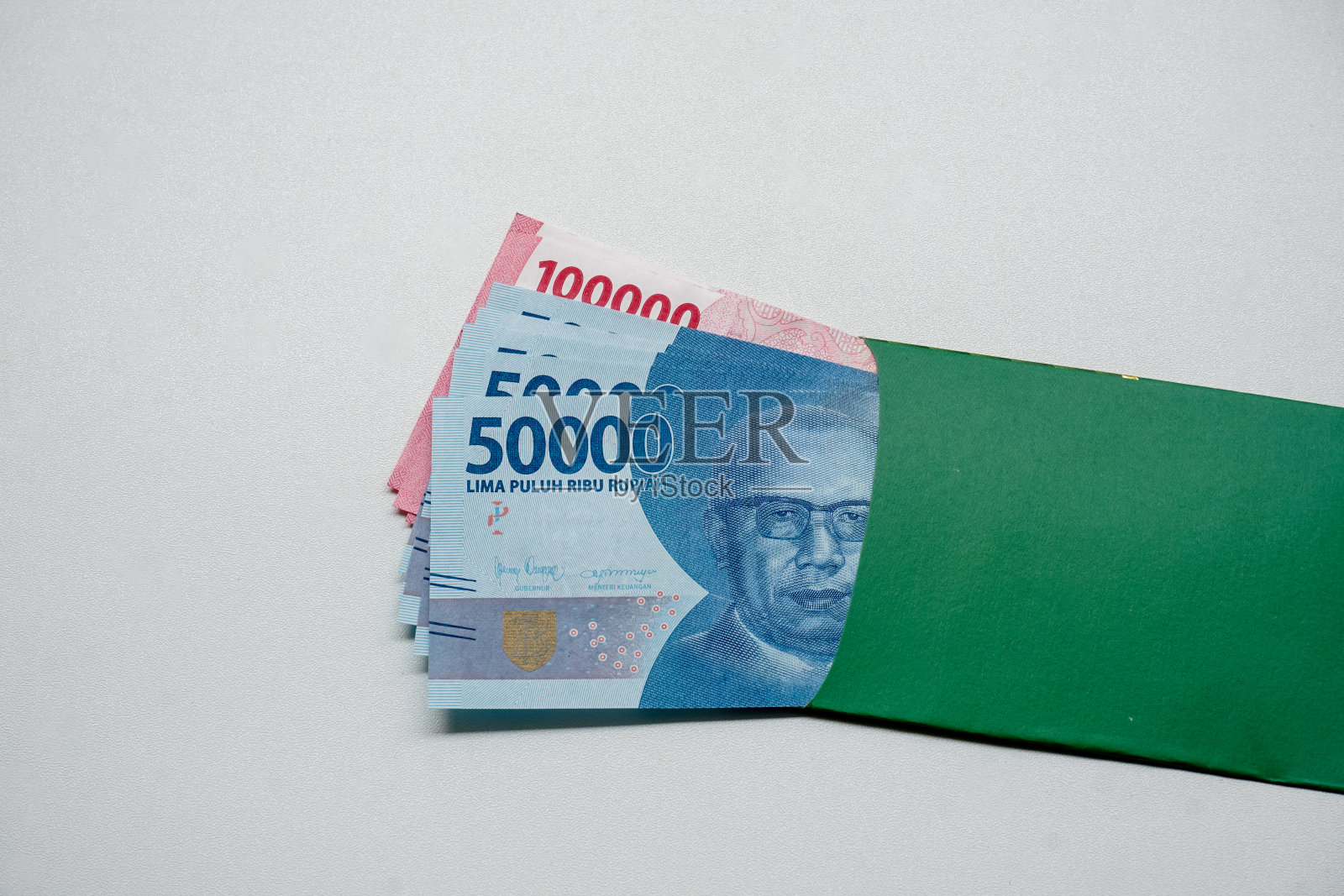 绿色信封或安培拉雅或THR或angpau照片摄影图片