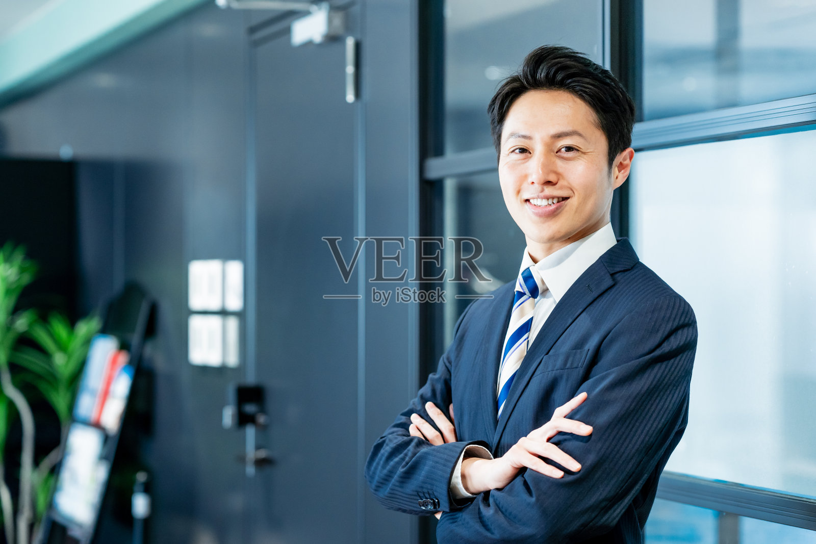 在办公室工作的商务人士照片摄影图片