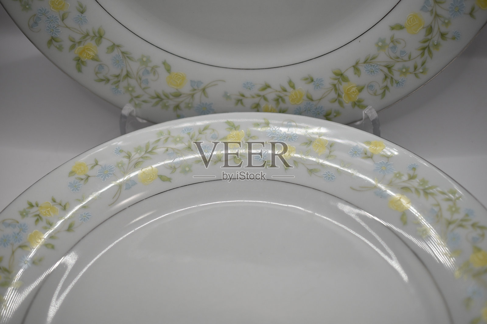 复古陶器套装与花卉图案照片摄影图片