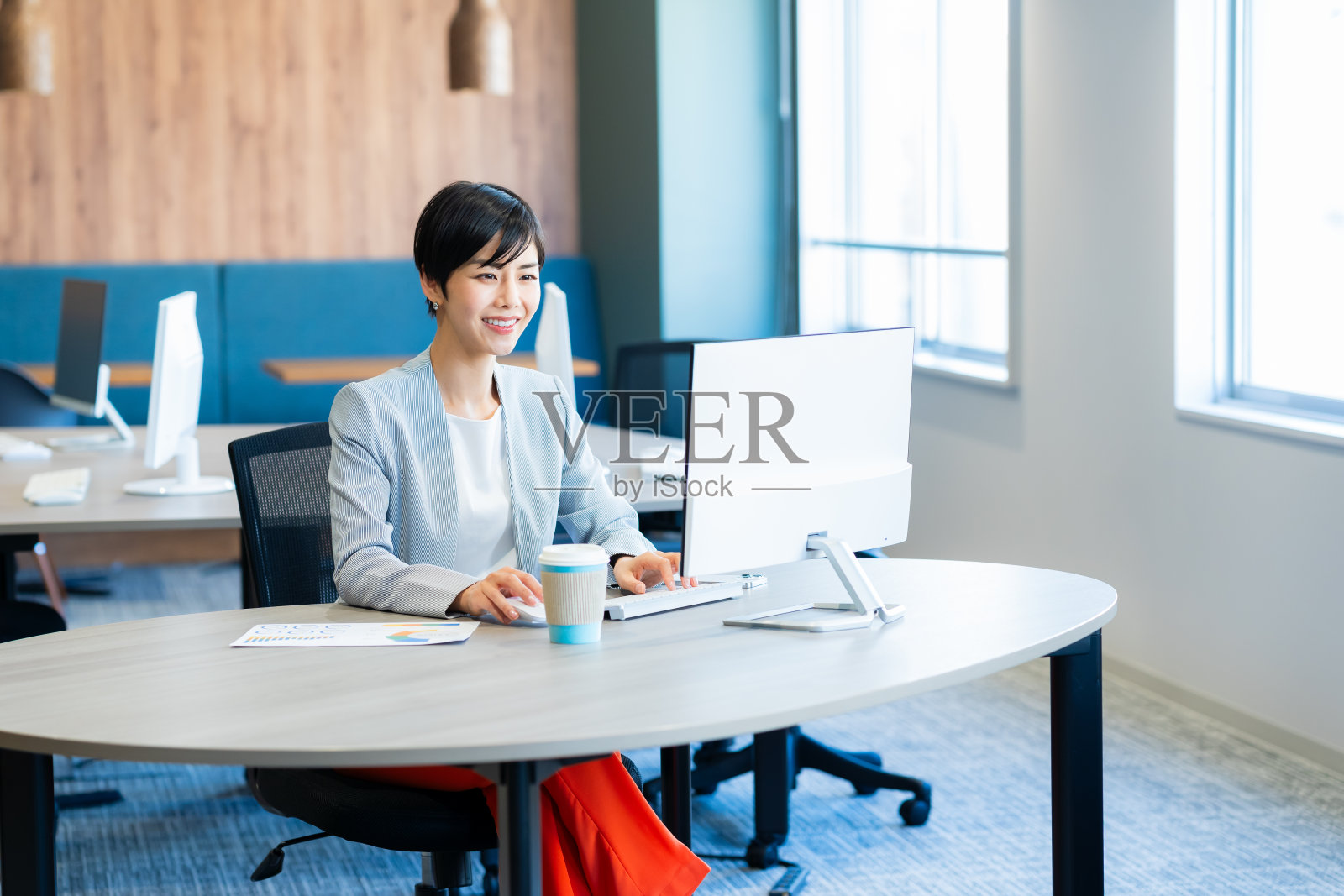 在办公室工作的女商人照片摄影图片