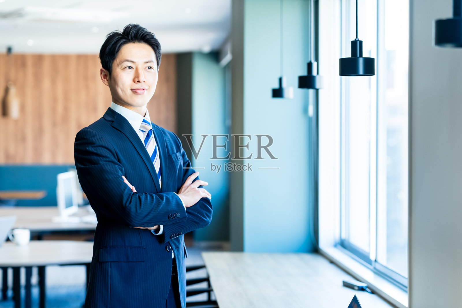 在办公室工作的商务人士照片摄影图片