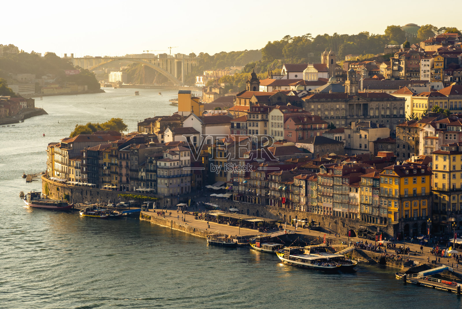 葡萄牙杜罗河畔的波尔图古城照片摄影图片