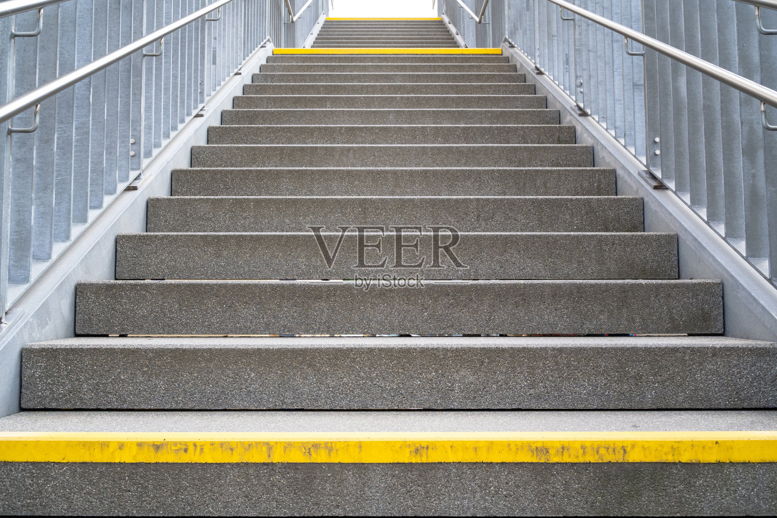 步行街桥的台阶照片摄影图片