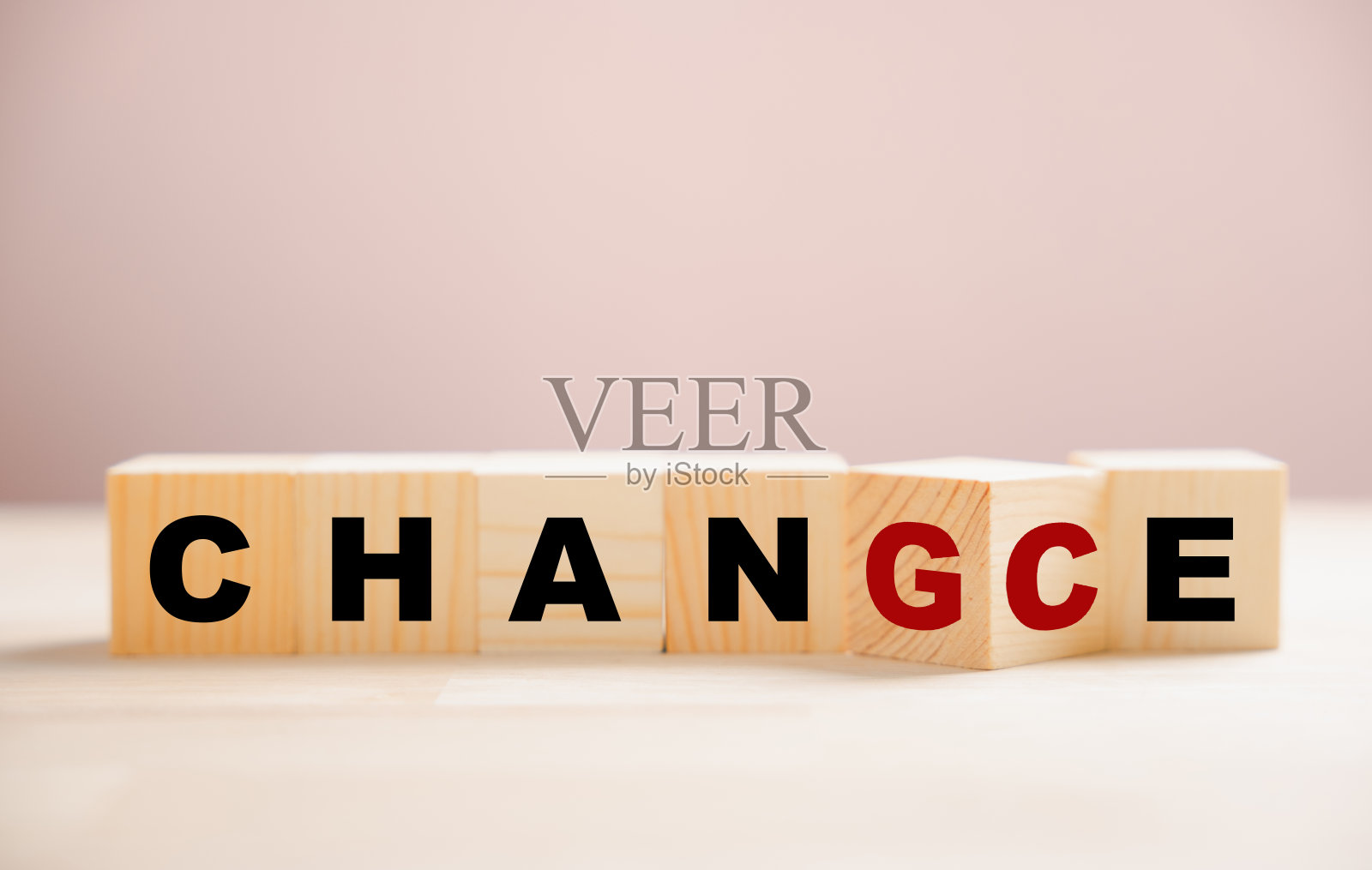 翻转木制立方体块来改变机遇照片摄影图片