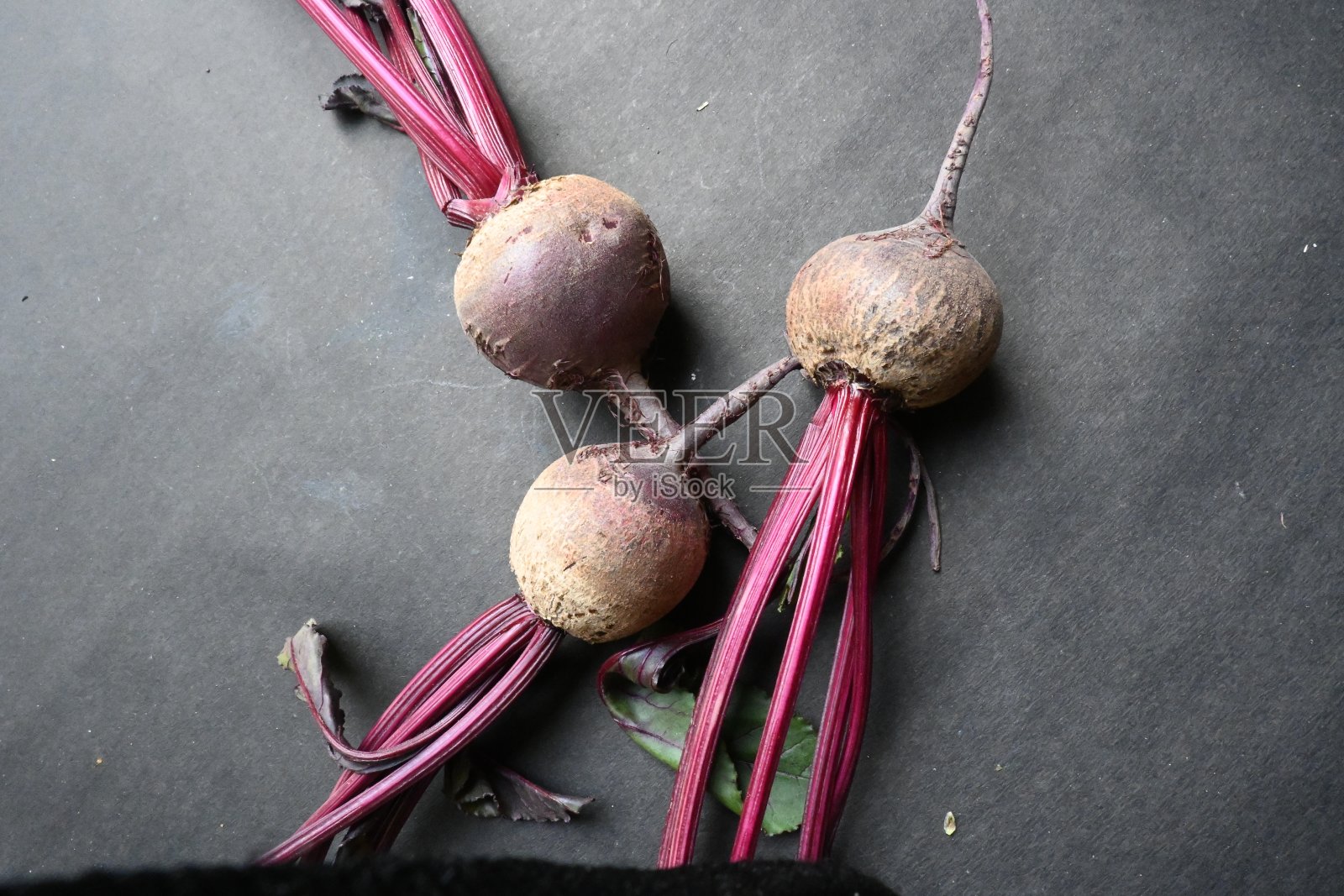 黑底甜菜根。照片摄影图片