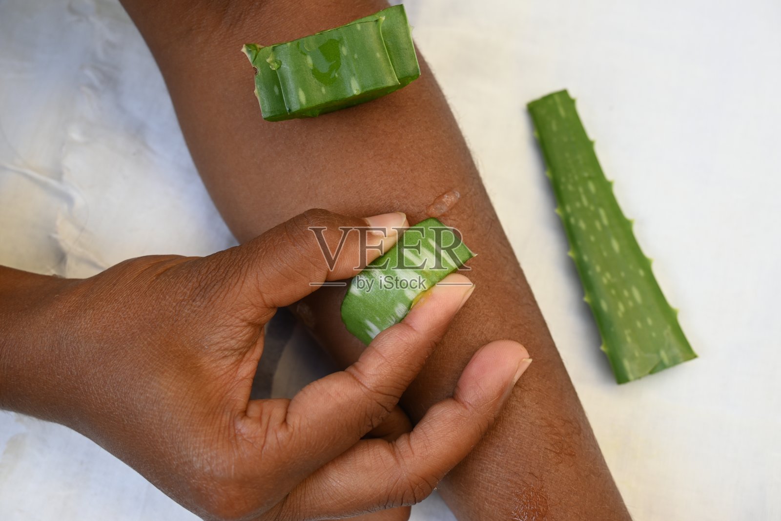 用芦荟天然凝胶滋润双手。照片摄影图片