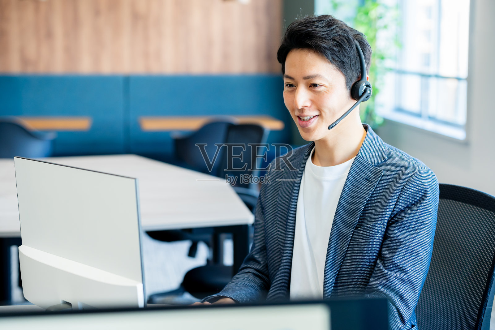 在办公室工作的男接线员照片摄影图片