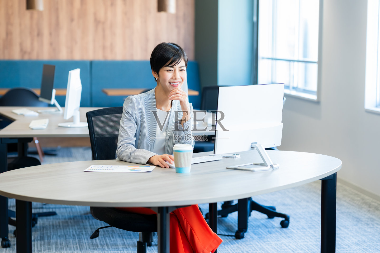 在办公室工作的女商人照片摄影图片