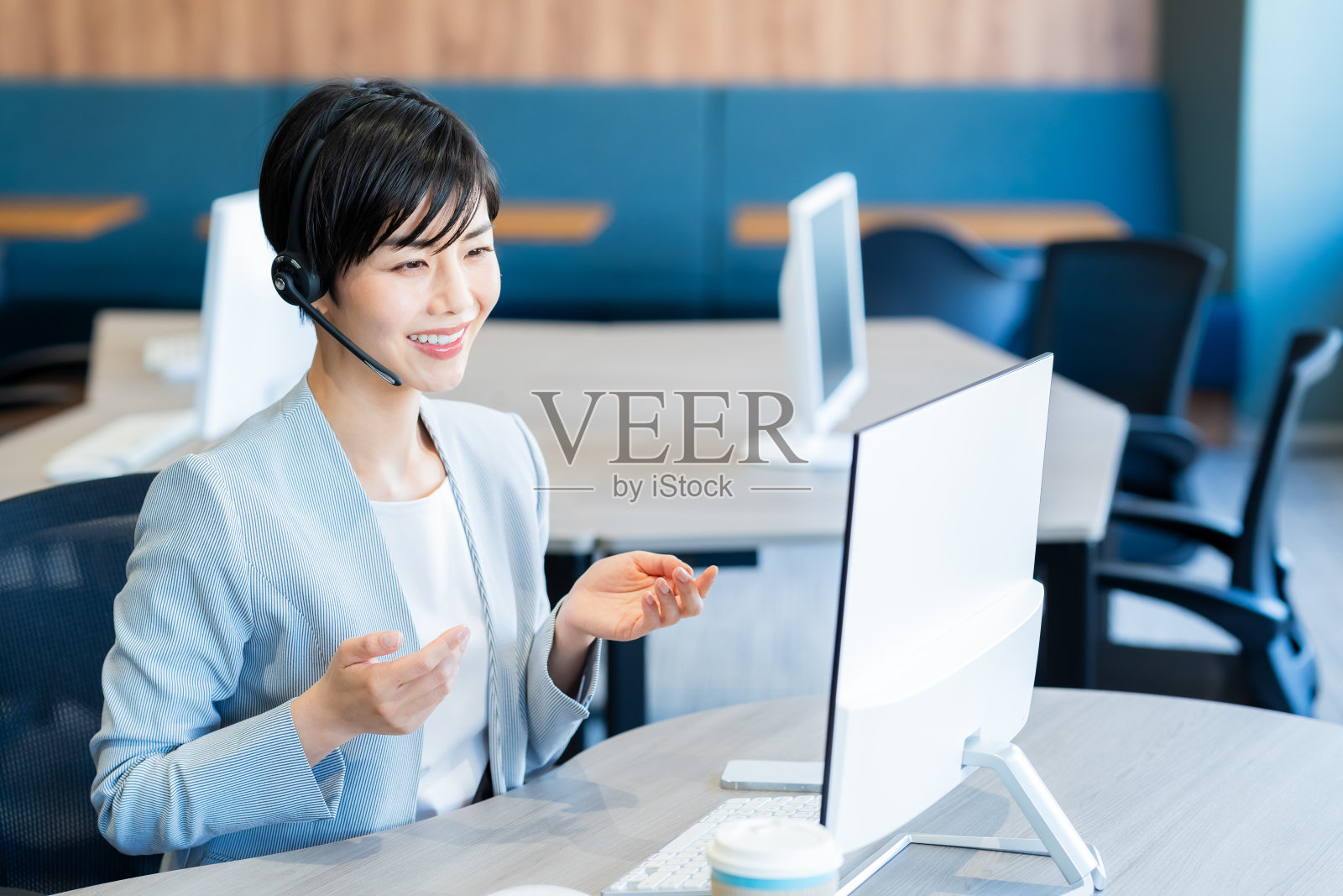 在呼叫中心工作的商人照片摄影图片