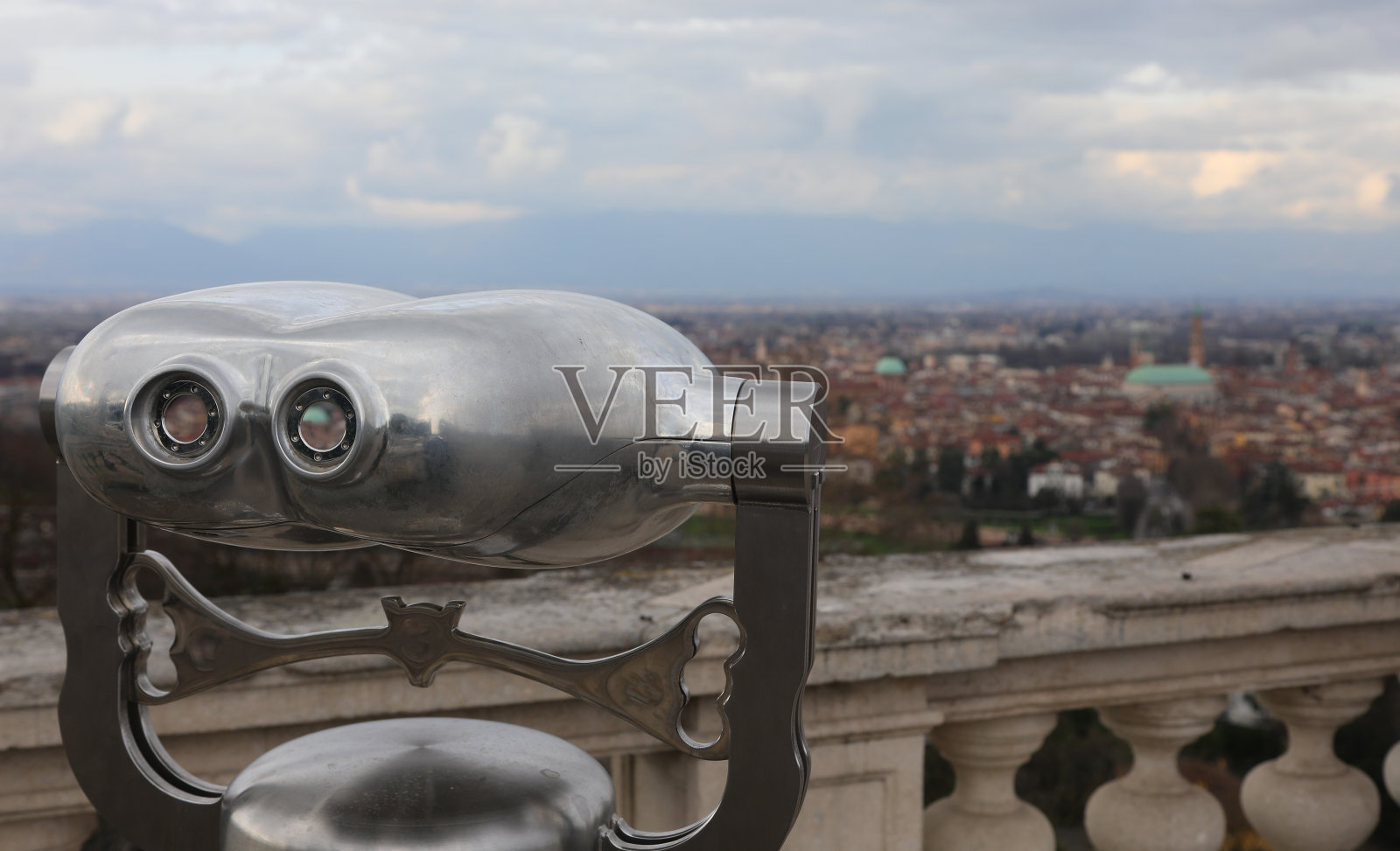 用双筒望远镜从一个绝佳的全景点俯瞰欧洲城市照片摄影图片