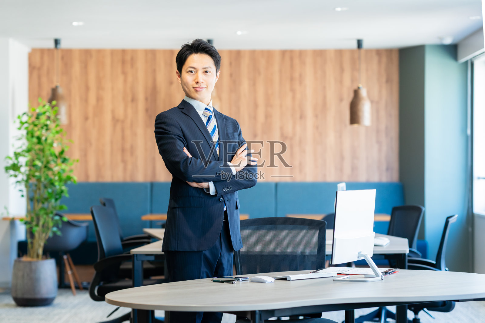 在办公室工作的商务人士照片摄影图片