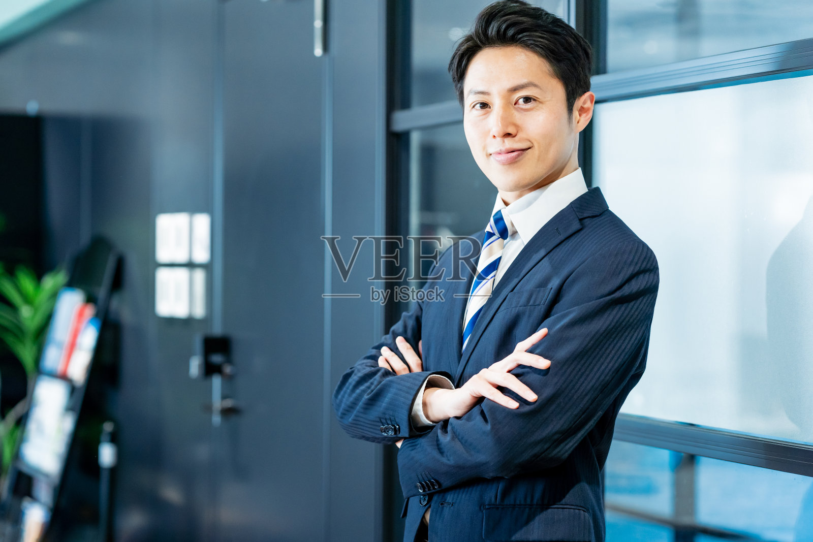 在办公室工作的商务人士照片摄影图片