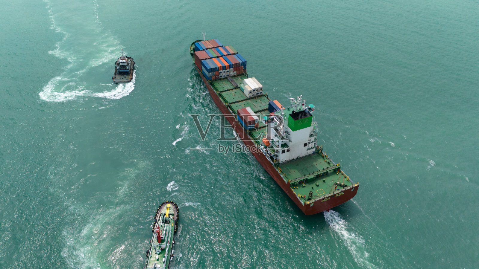 工业进出口港国际集装箱货船鸟瞰图，准备用大型集装箱装载船装载集装箱。全球运输和物流业务。照片摄影图片