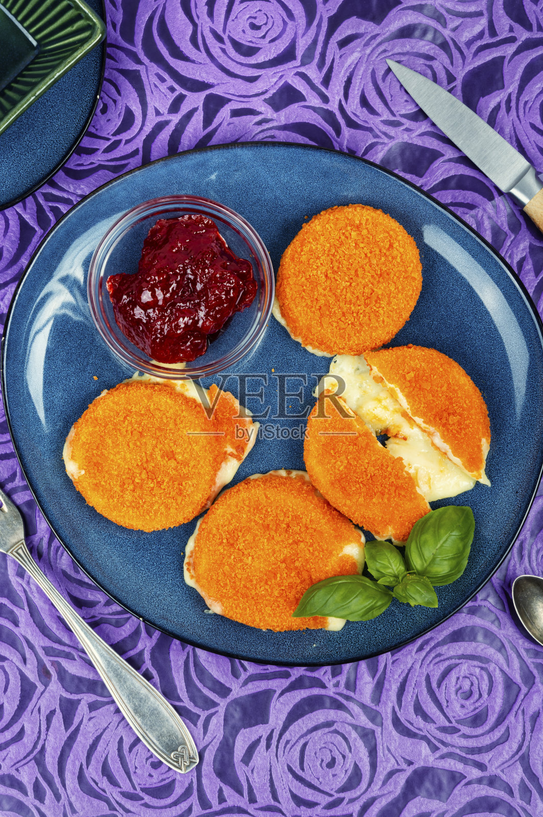 烤卡门培尔奶酪配浆果酱照片摄影图片