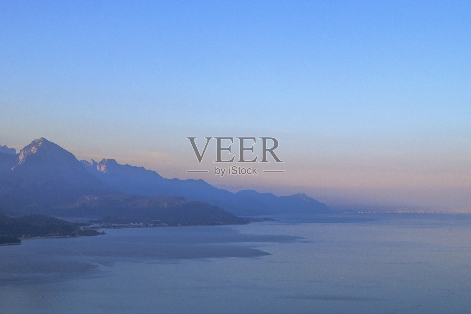 宁静的海景，遥远的山脉，湛蓝的天空，宁静的气氛。照片摄影图片