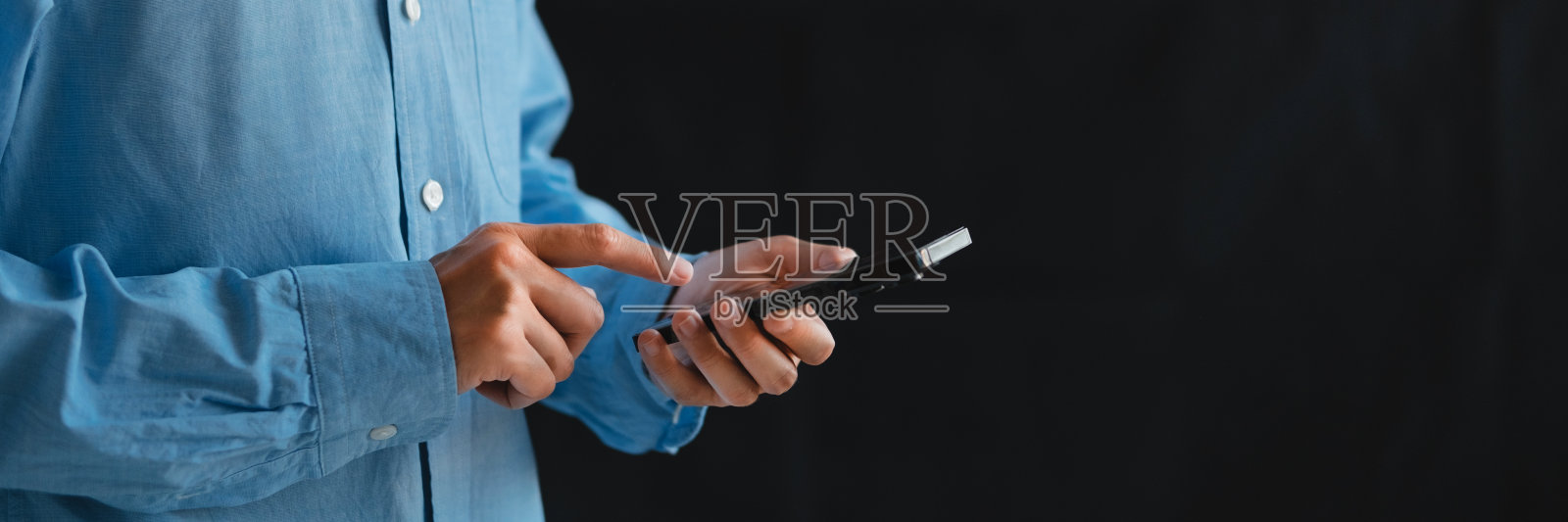 社交媒体和数字在线使用智能手机与社交媒体和玩社交媒体。技术网络数据链技术连接全球在线营销。照片摄影图片