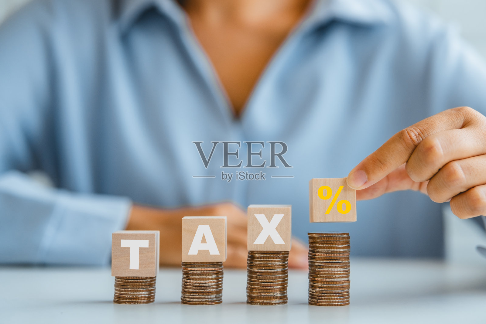 制定营业税纳税计划，填写所得税网上纳税申报表进行缴纳。财务研究，政府税收和计算纳税申报概念。照片摄影图片