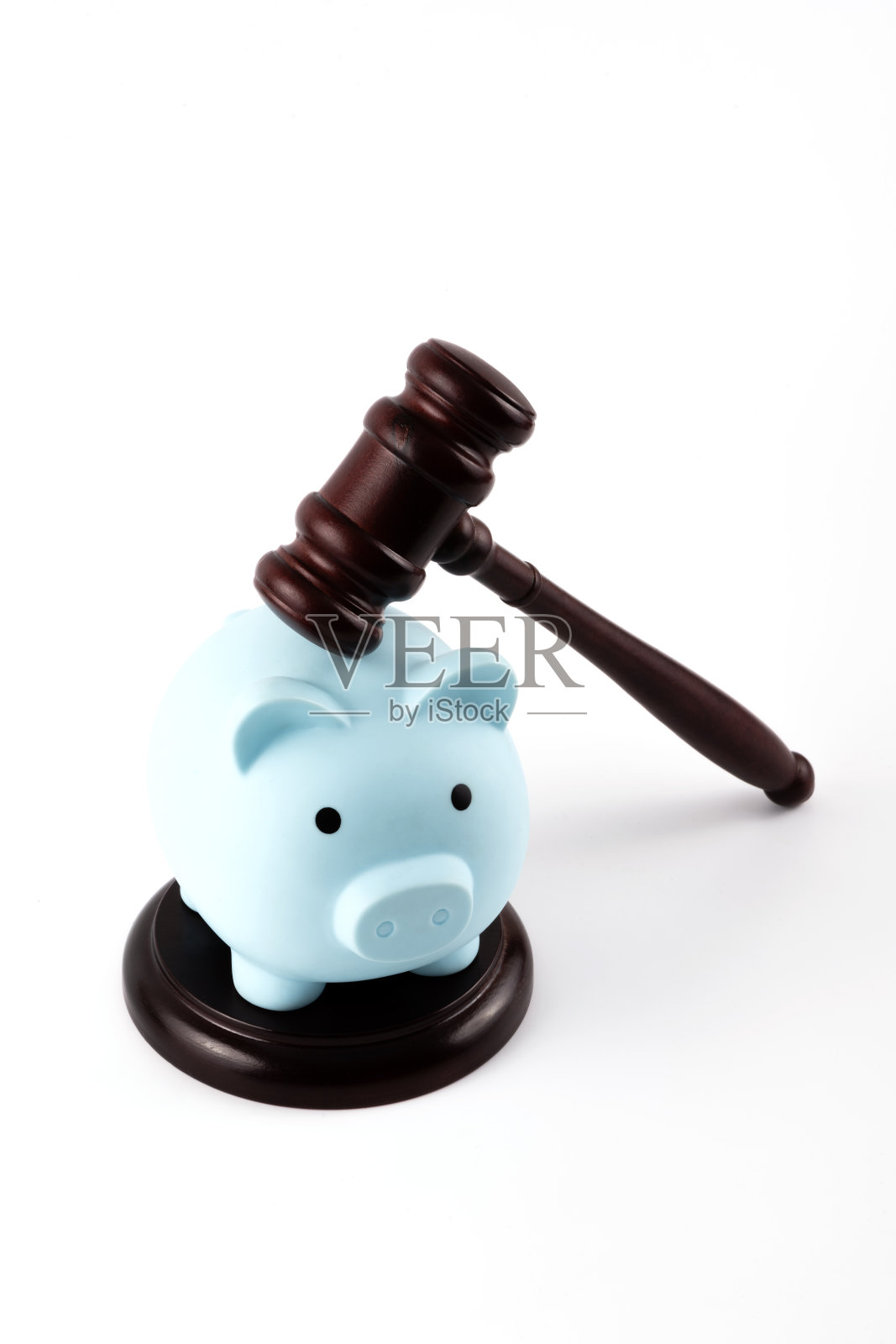 裁判槌和蓝色小猪储蓄罐照片摄影图片