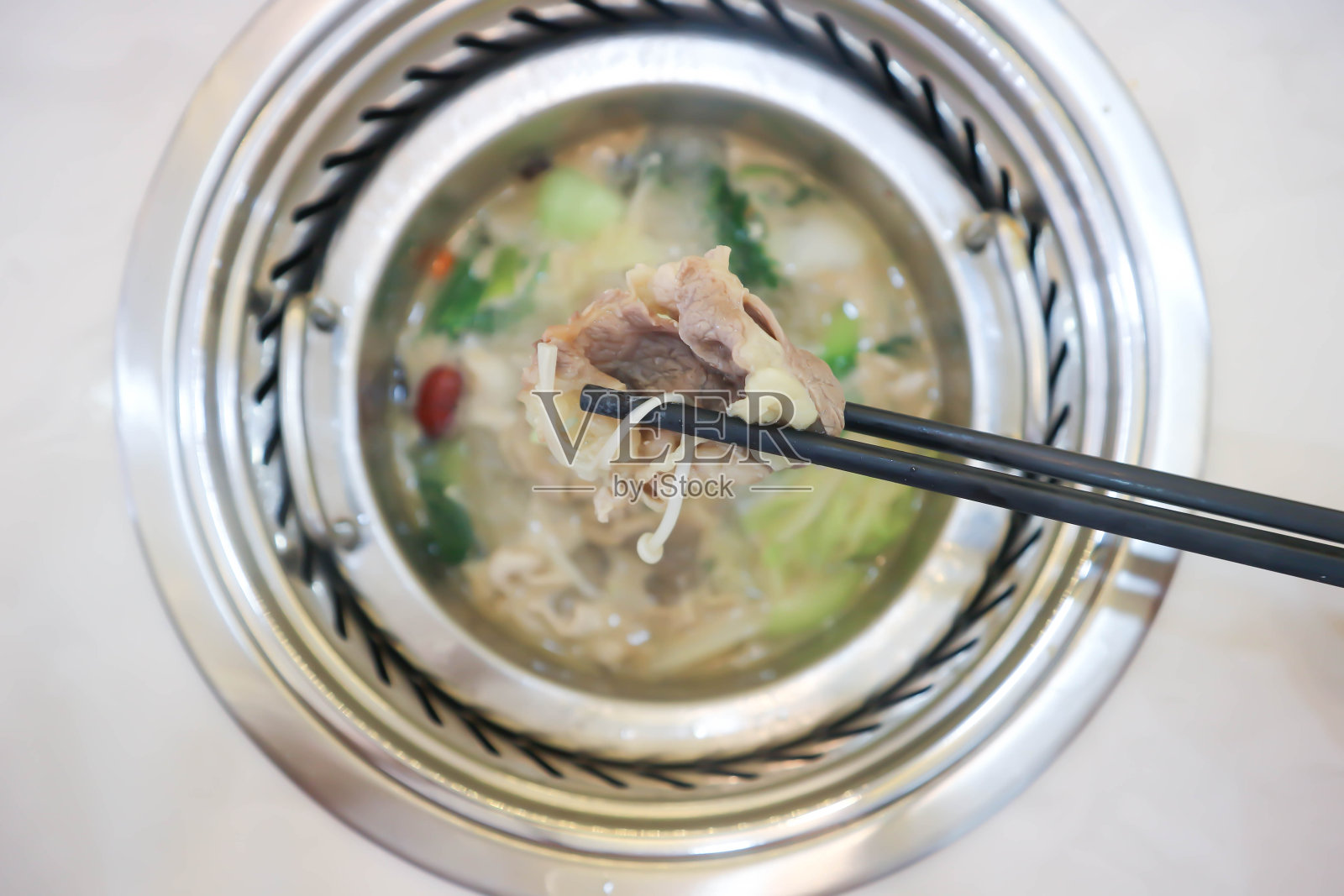 吃寿喜烧、寿喜烧或涮锅照片摄影图片