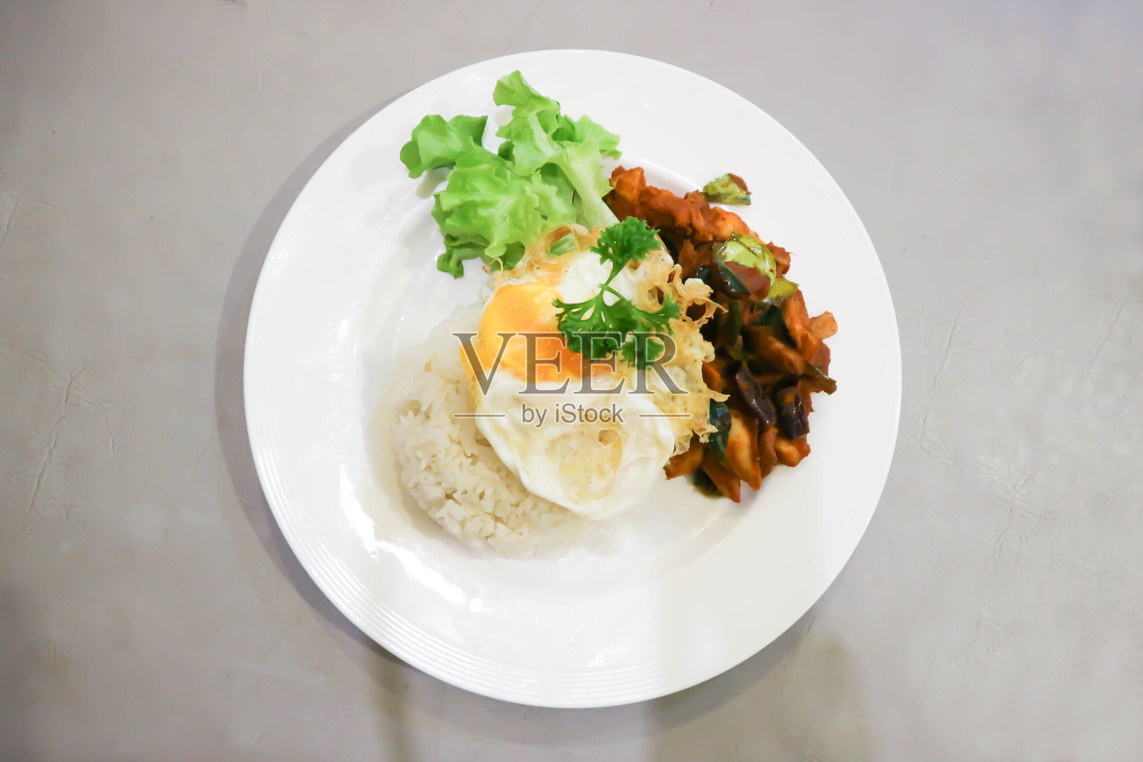 炒鱼，炒鲈鱼或炒鱼照片摄影图片