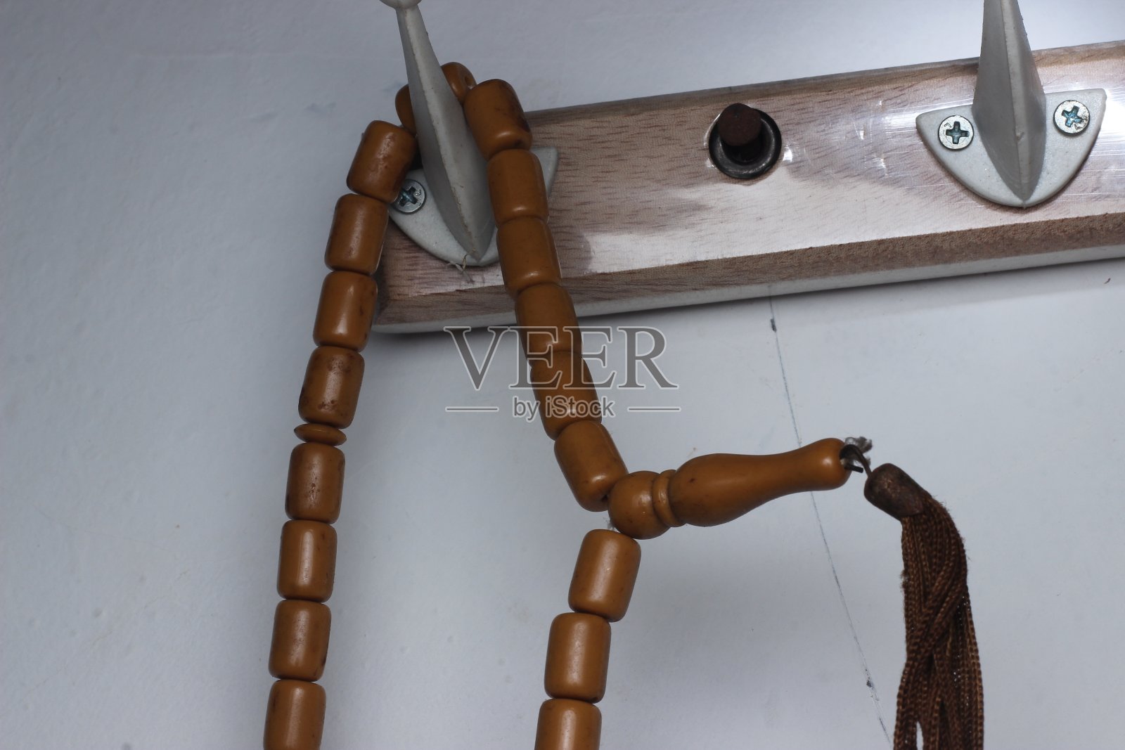 穆斯林祈祷工具：老木制念珠照片摄影图片