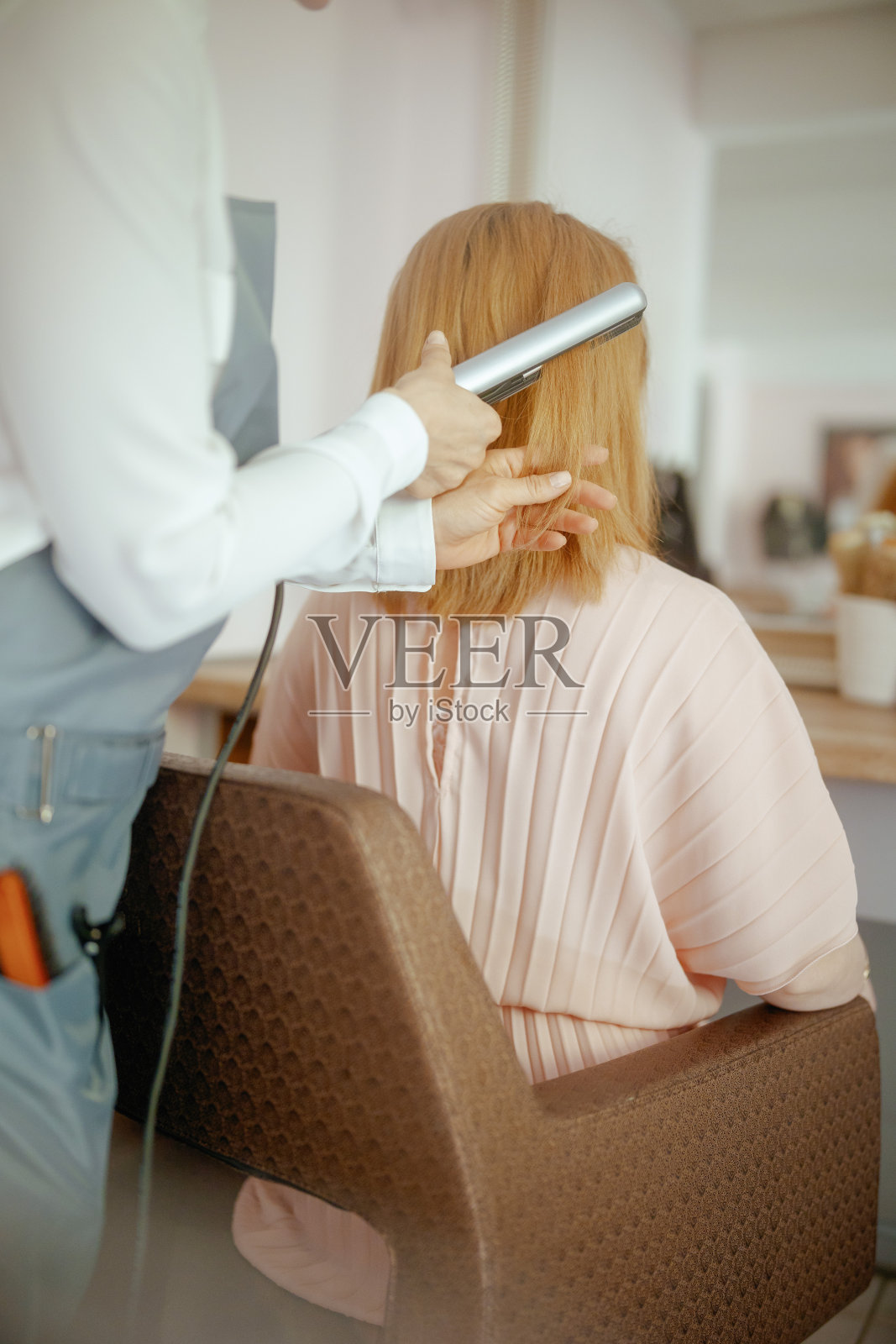 从背后看到美容工作室的女发廊员工照片摄影图片