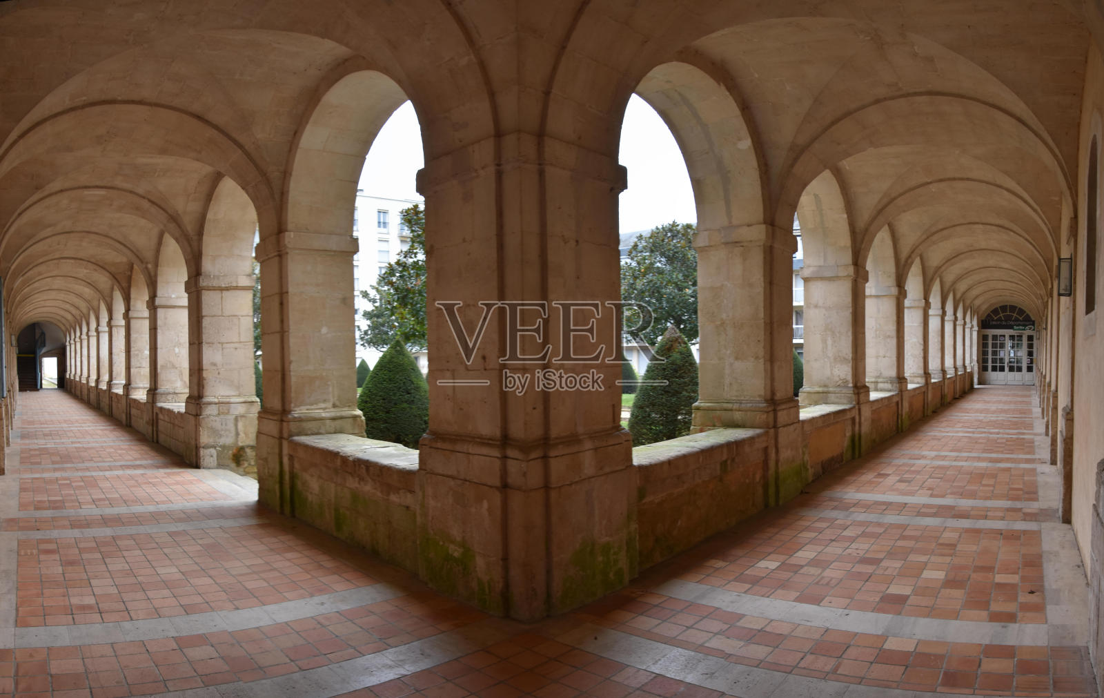 在法国萨尔特马梅尔市政厅的一座老修道院的回廊里照片摄影图片