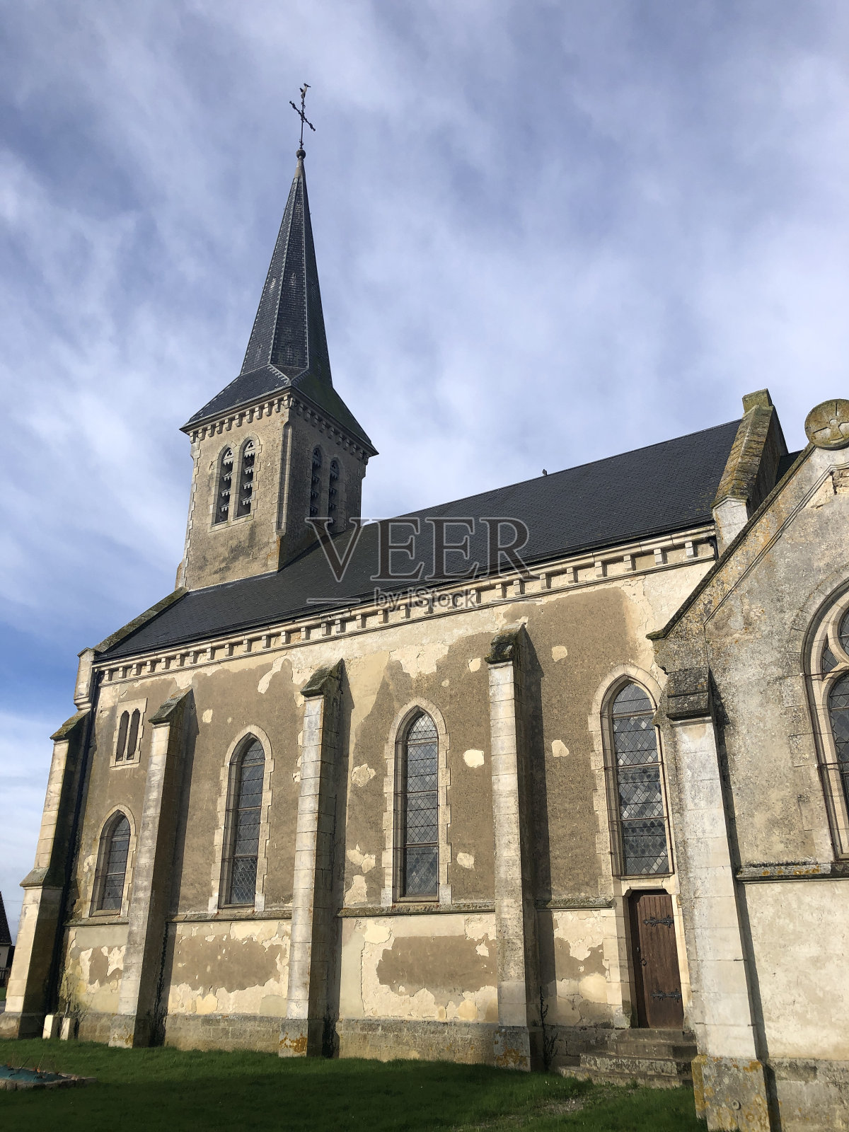 一座古老的教堂进入了法国萨尔特北部的一个村庄照片摄影图片