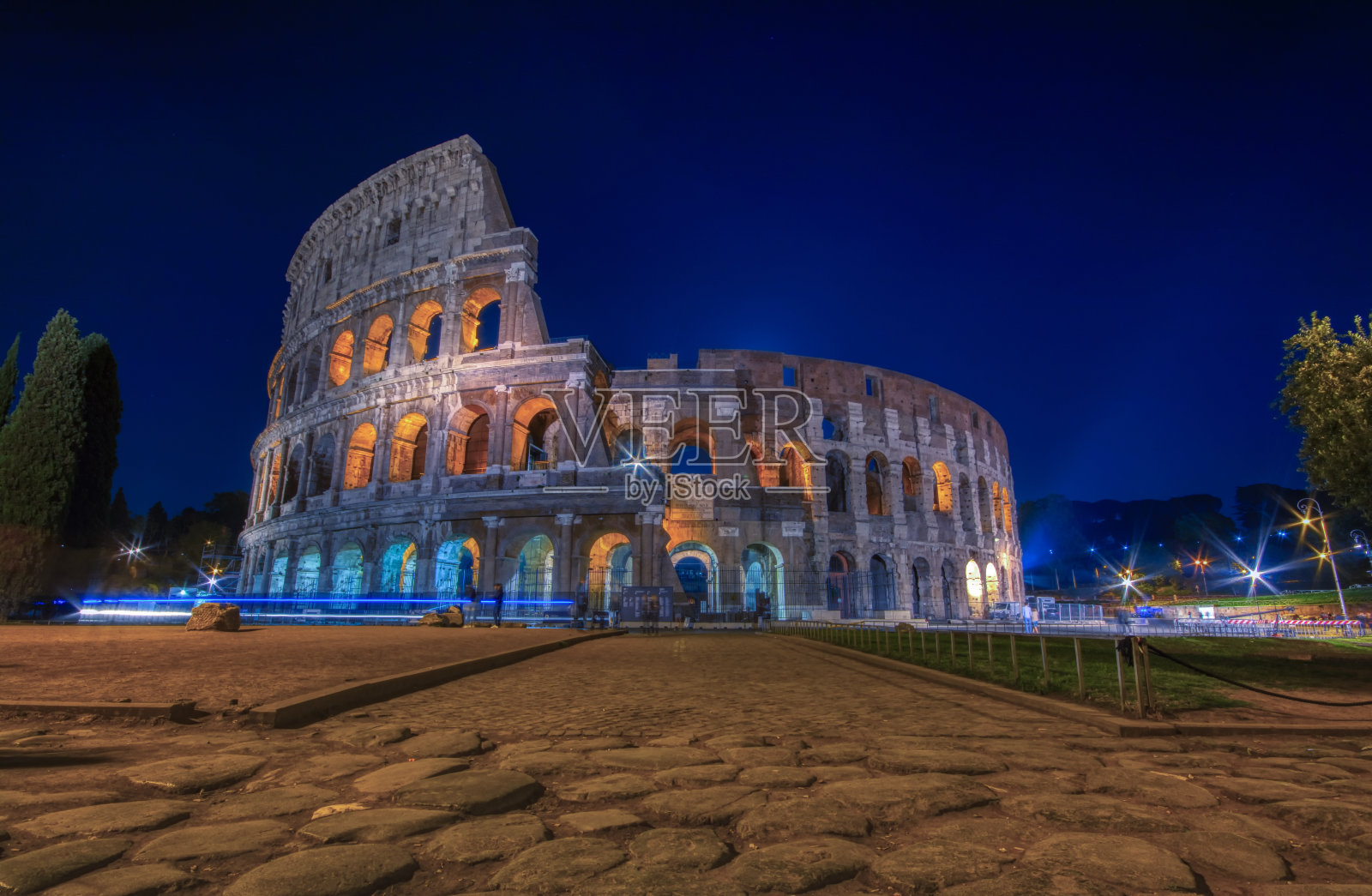 罗马斗兽场灯火通明。蓝色的小时。照片摄影图片