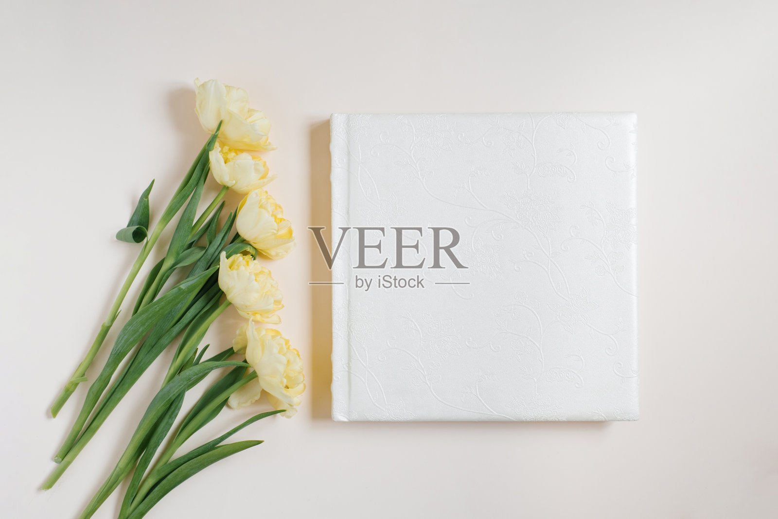 构图与婚礼或家庭相册，一束黄色的郁金香花在浅色的背景。平躺，俯视图静物。照片摄影图片