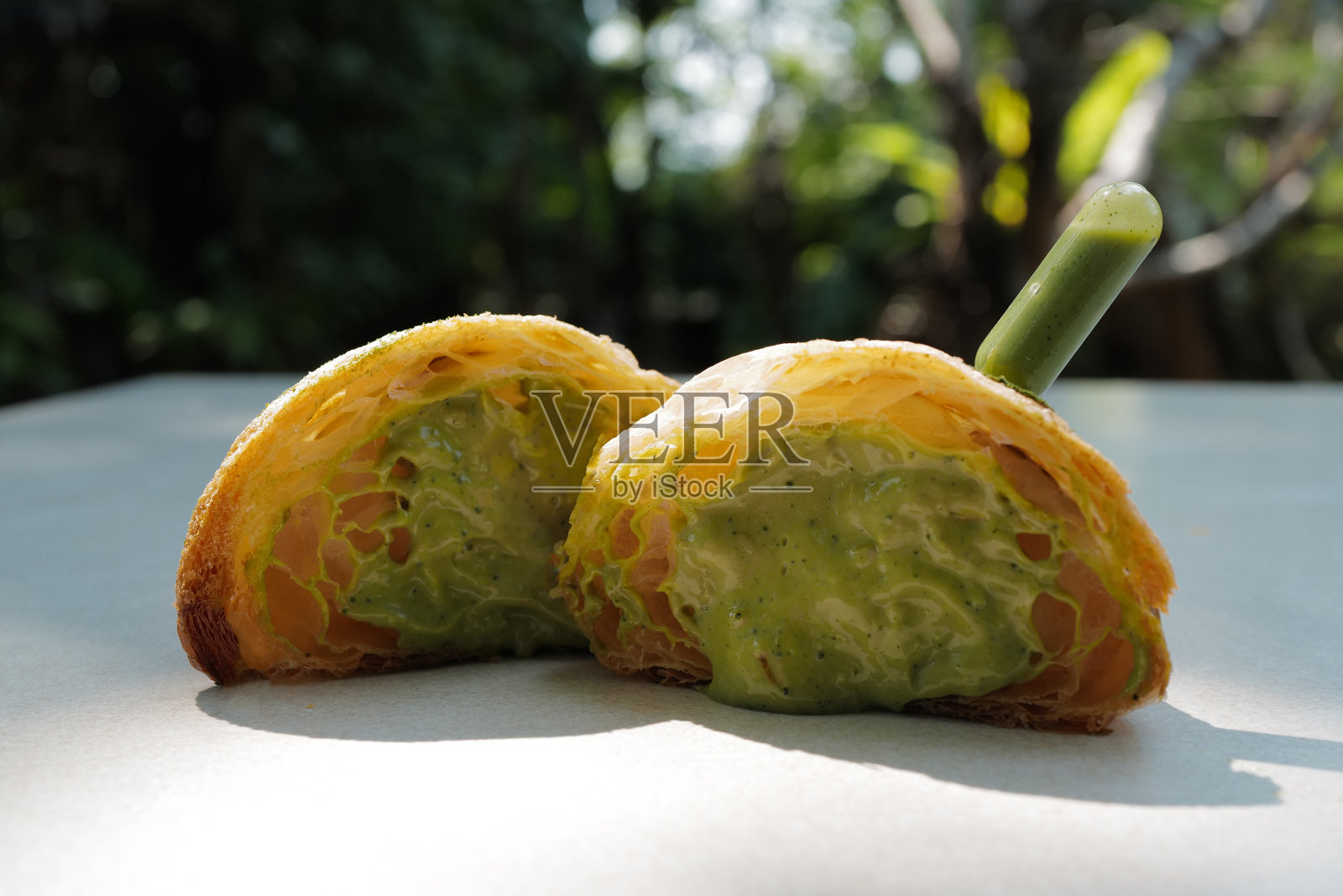 抹茶绿茶牛角包内部照片摄影图片