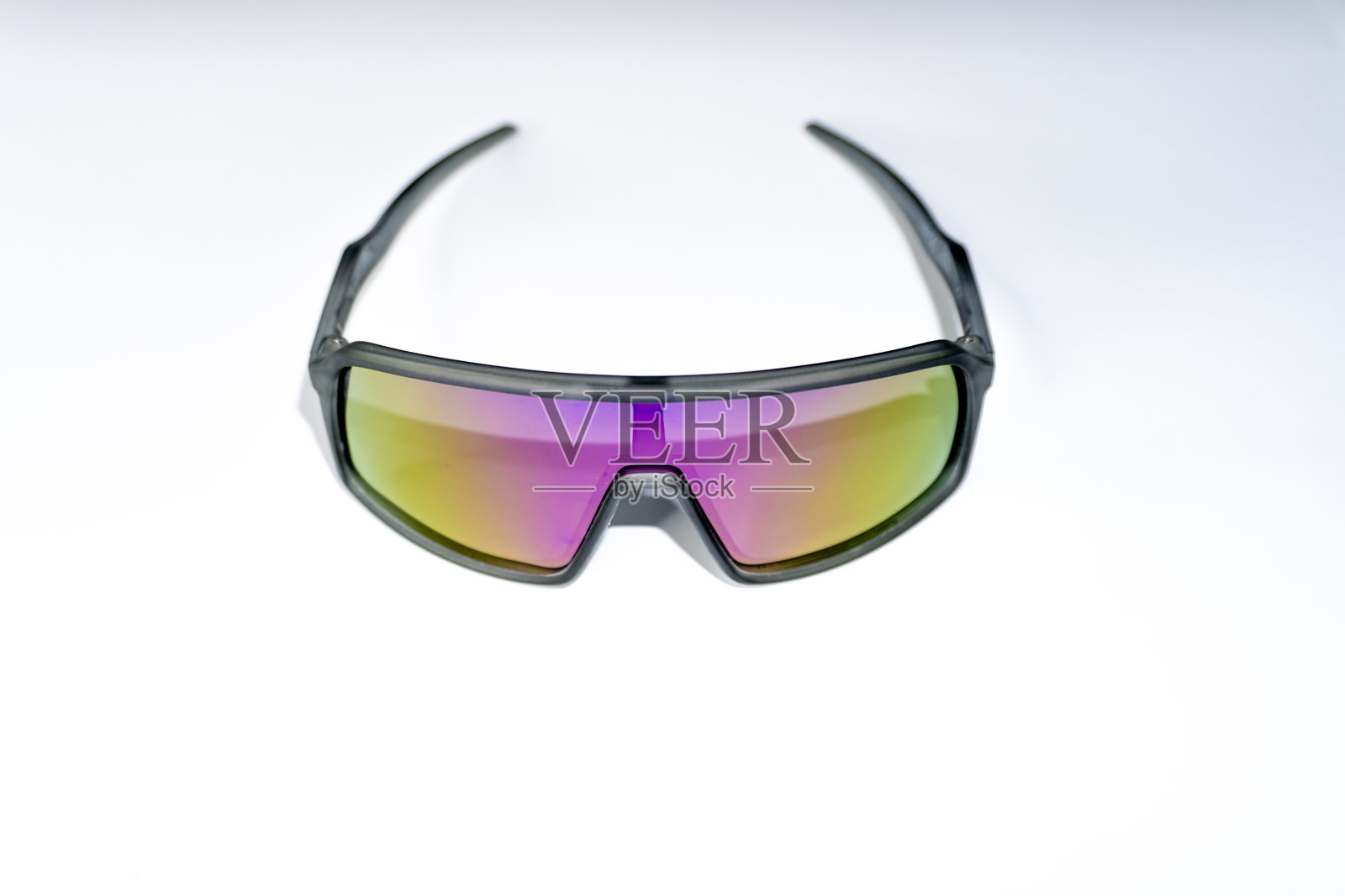 偏光太阳镜运动。隔离在白色。照片摄影图片