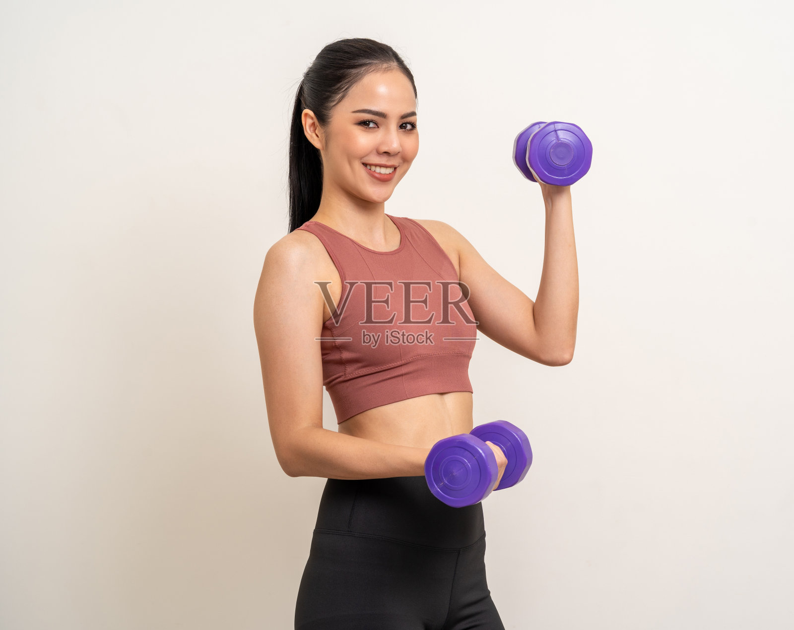年轻美丽的亚洲女子运动运动与哑铃在孤立的白色背景。肖像快乐健康苗条的身材和坚定的拉丁有吸引力的运动妇女重量训练照片摄影图片