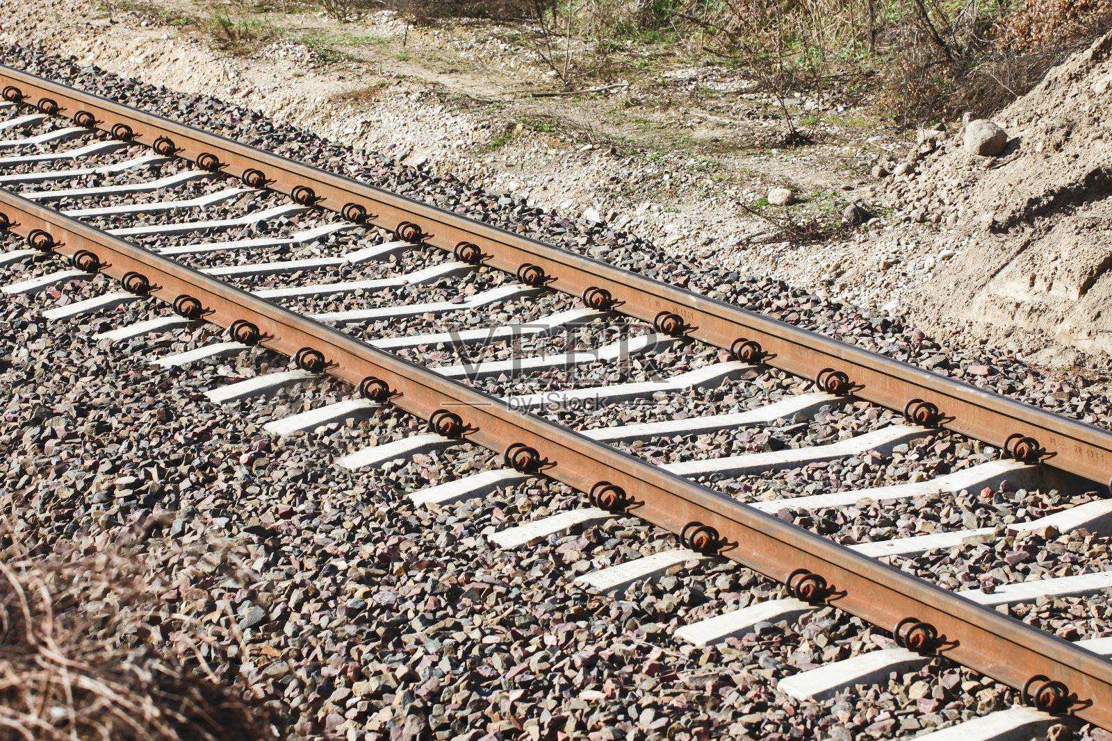铁路的背景。铁路的视角。火车轨道景观。旧铁路木领带。照片摄影图片
