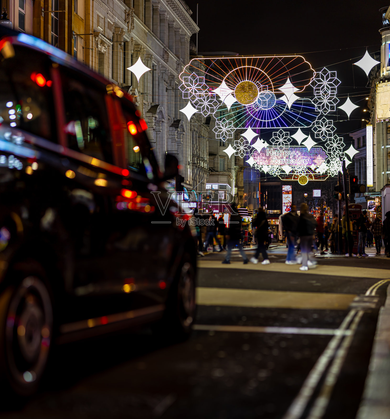 伦敦市中心莱斯特广场上的斋月灯光照片摄影图片