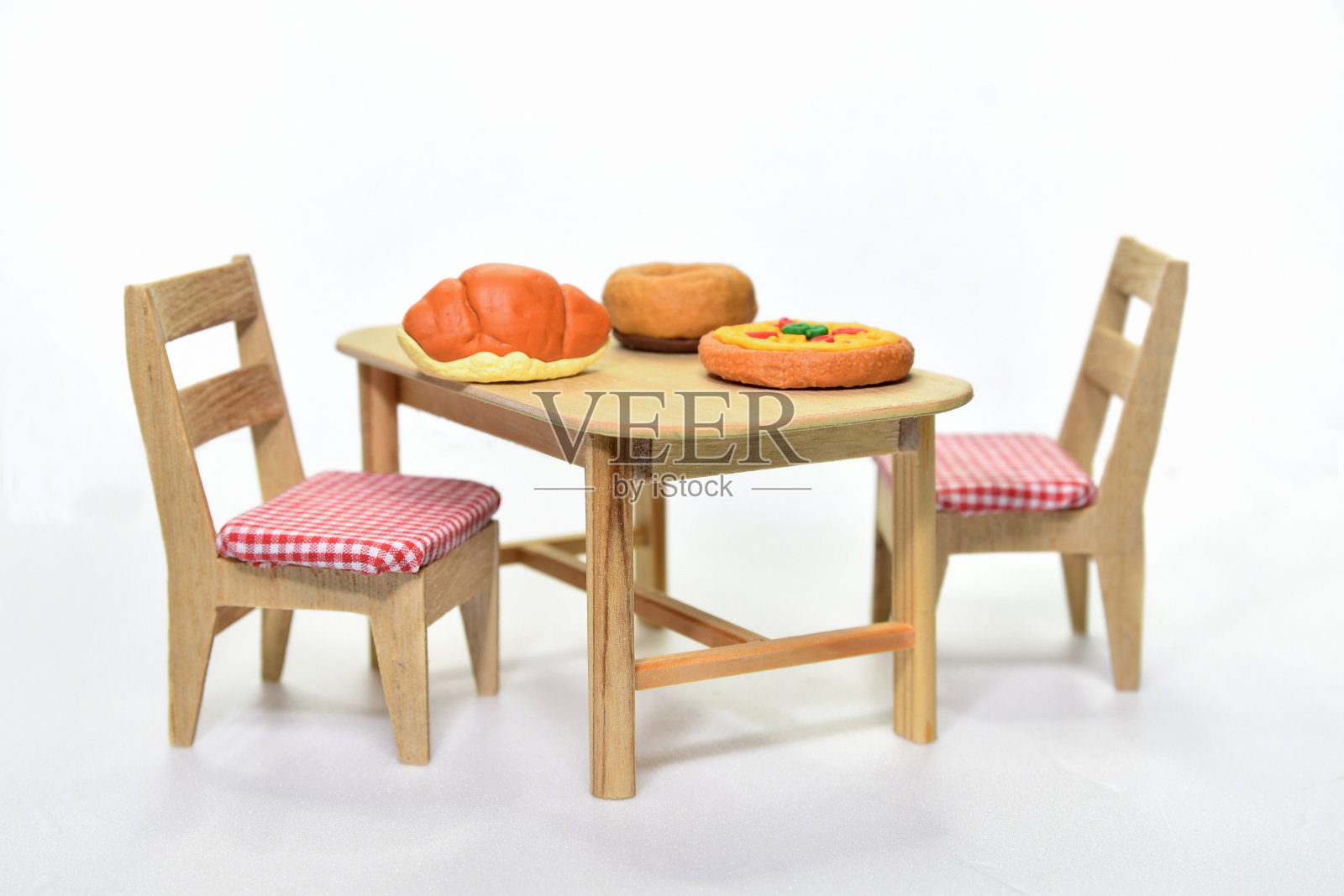 玩具屋的桌子和椅子照片摄影图片