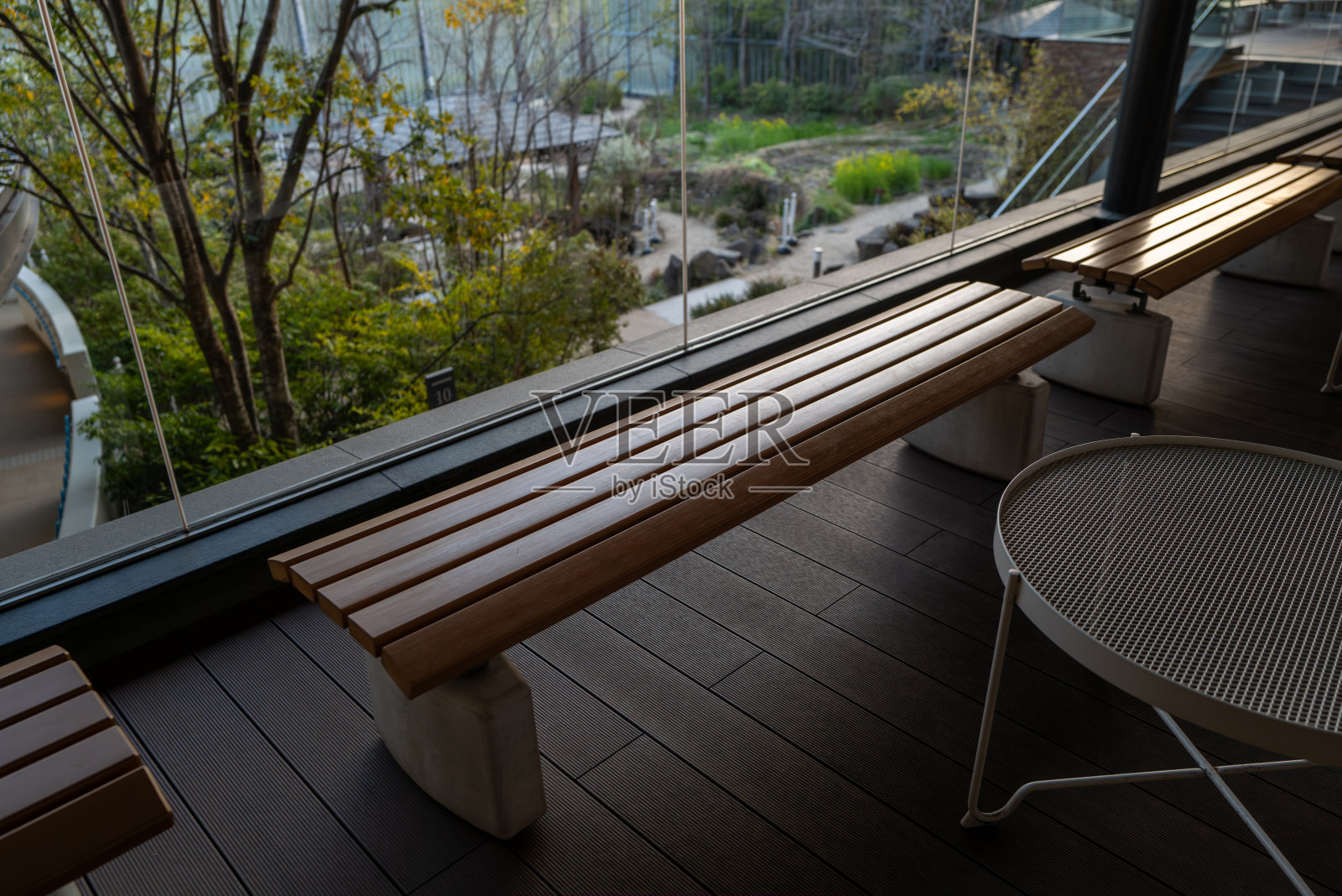 一排排的长凳和桌子照片摄影图片