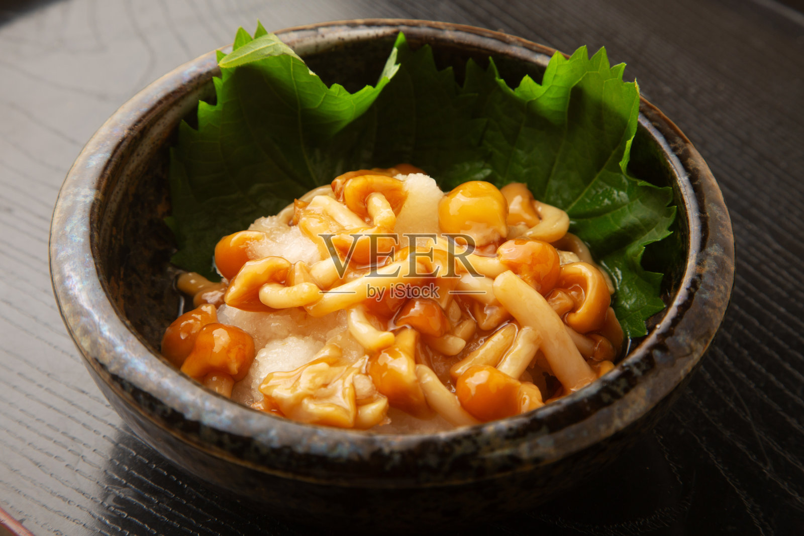 日本菜Nameko与磨碎的白萝卜照片摄影图片