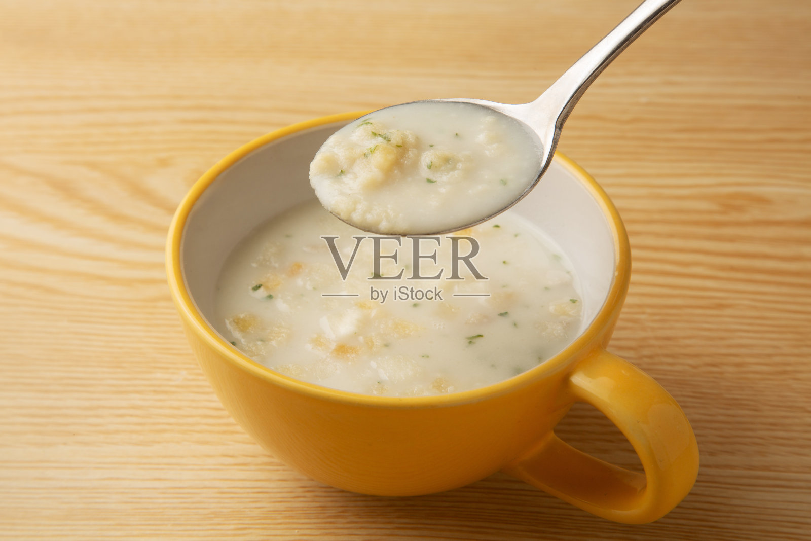 杯子里的土豆汤照片摄影图片