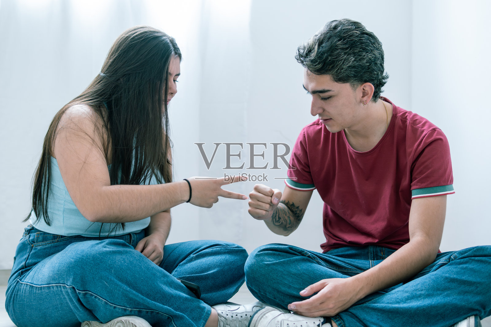 俏皮的拉丁裔夫妇在轻松的时刻互相指责照片摄影图片