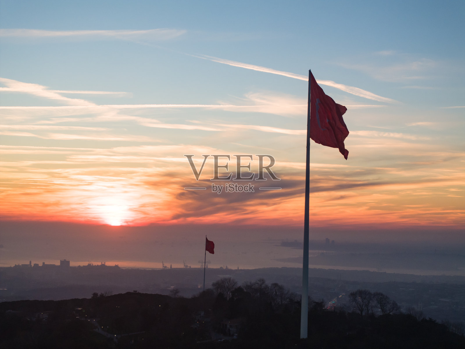 土耳其国旗在日落无人机视频，7月15日烈士桥和Camlica山乌斯库达尔，伊斯坦布尔土耳其照片摄影图片