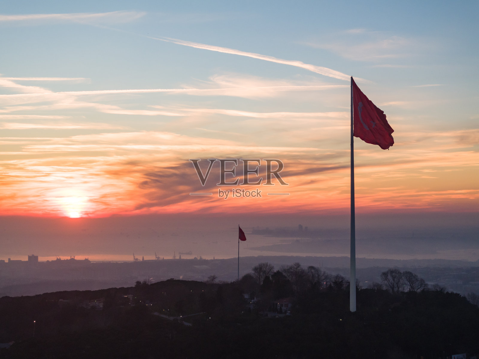 土耳其国旗在日落无人机视频，7月15日烈士桥和Camlica山乌斯库达尔，伊斯坦布尔土耳其照片摄影图片