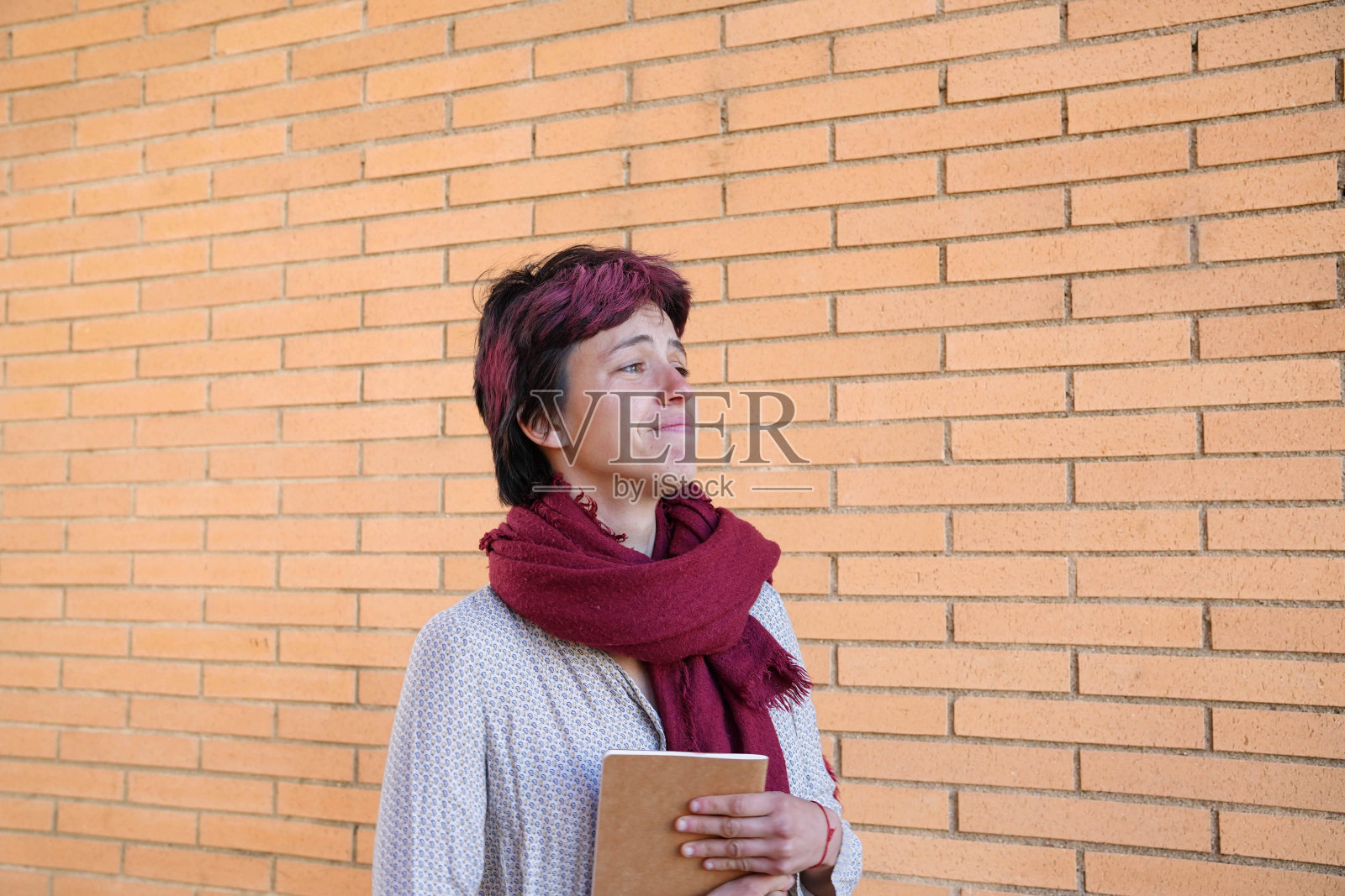 年轻的女作家为她的书感到自豪。世界读书日照片摄影图片