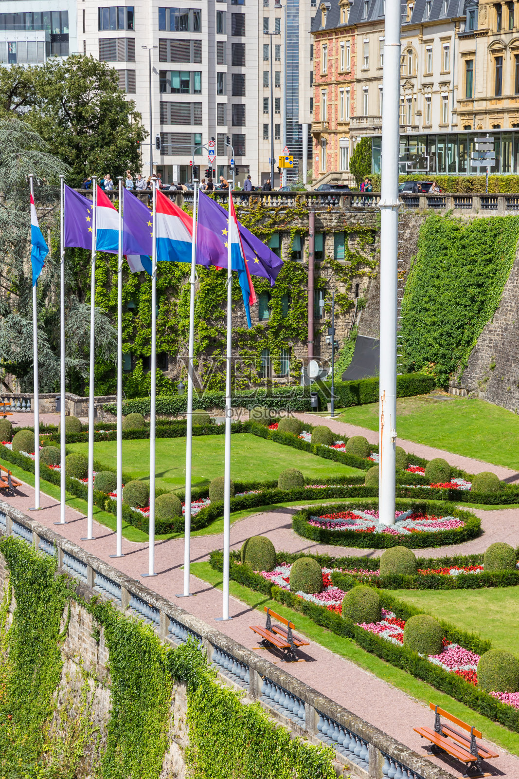卢森堡宪法广场上的国家和欧洲国旗照片摄影图片