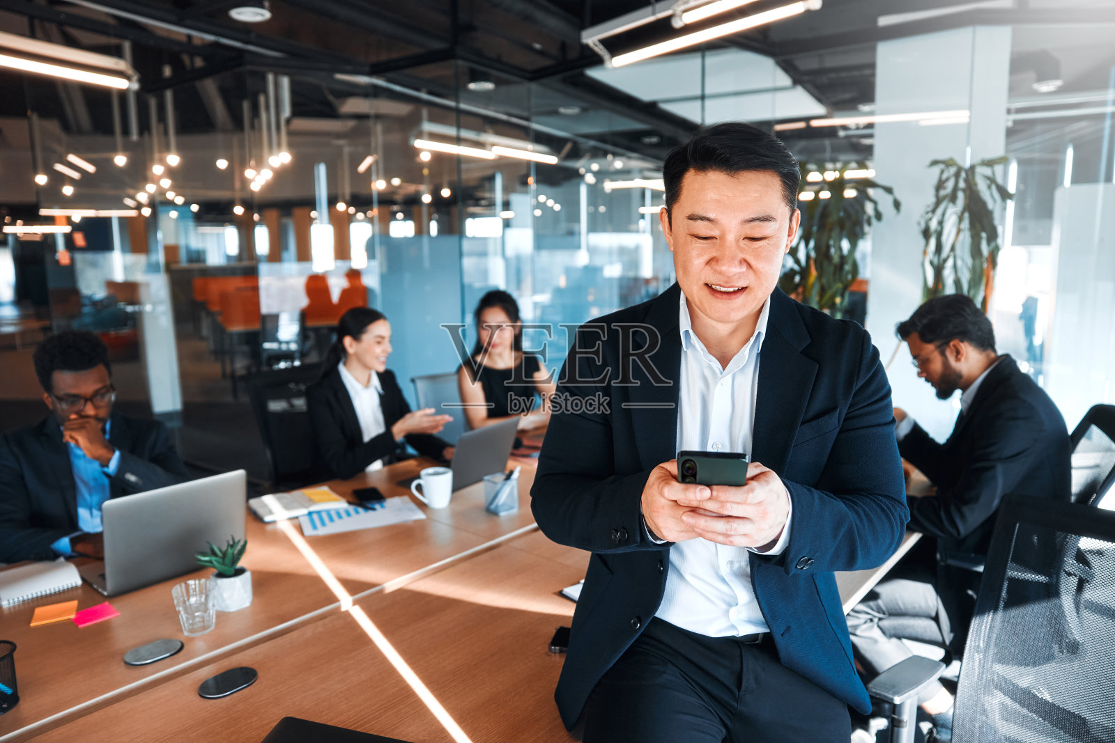 业务团队在办公室工作照片摄影图片