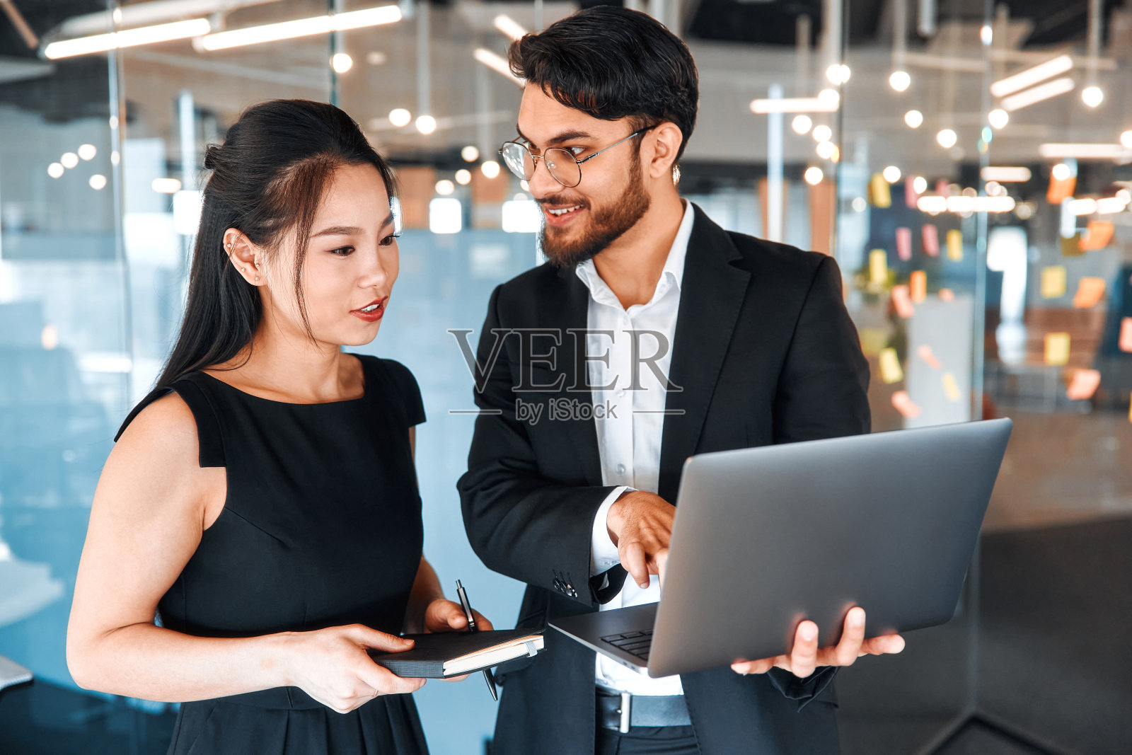 业务团队在办公室工作照片摄影图片