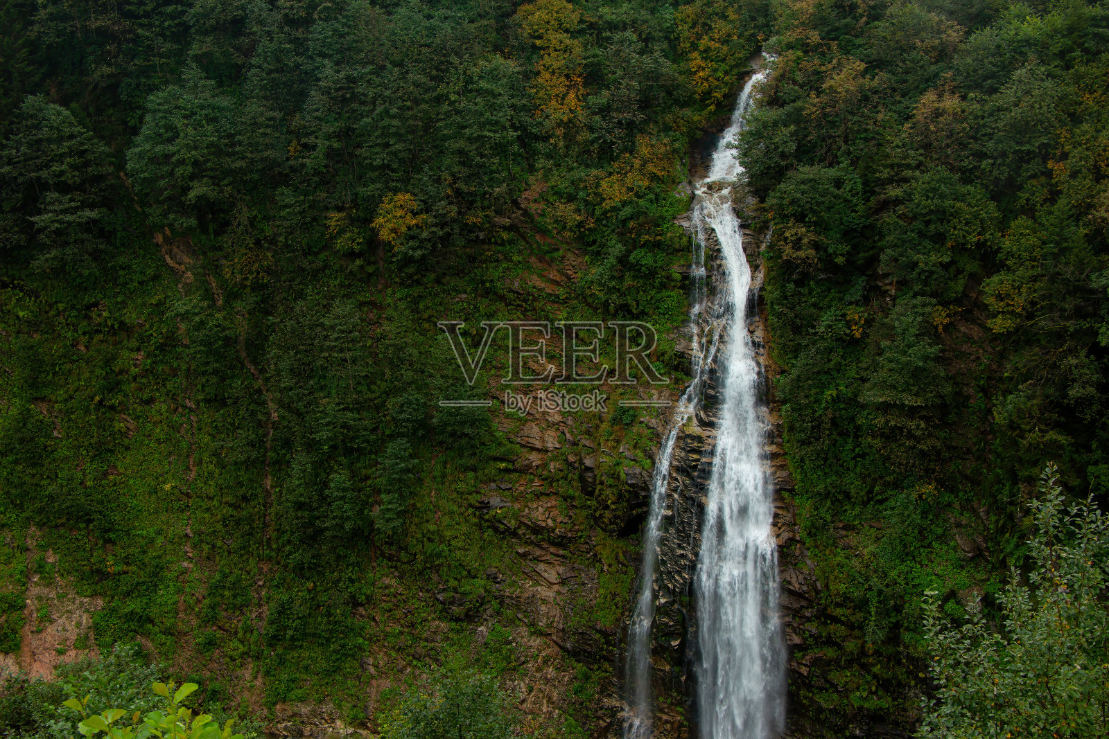 瑞泽卡姆森的艾德瀑布。Gelintulu Selalesi。著名的旅游胜地。黑海和土耳其的艾德尔高原。照片摄影图片