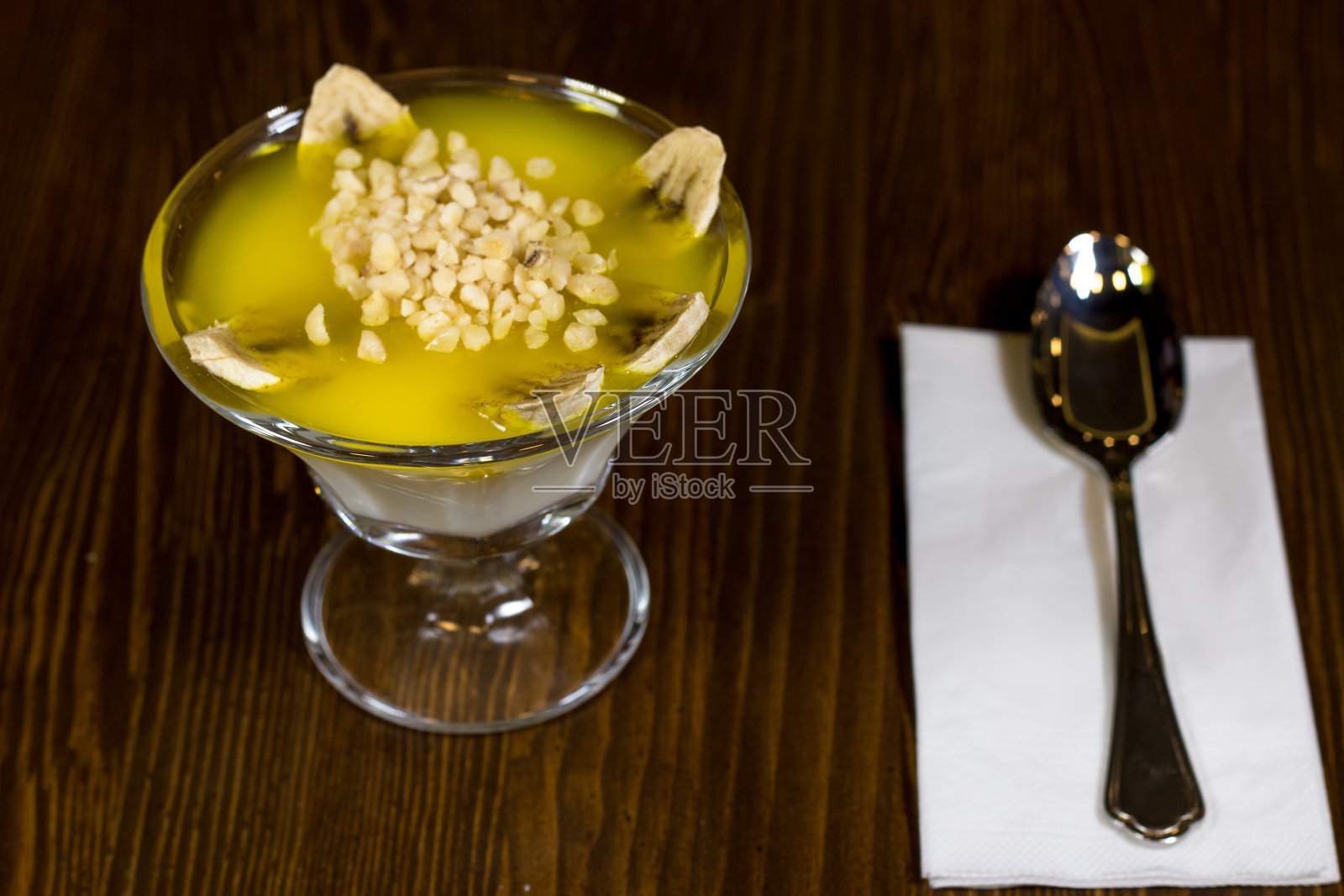 杯子里的香蕉布丁照片摄影图片