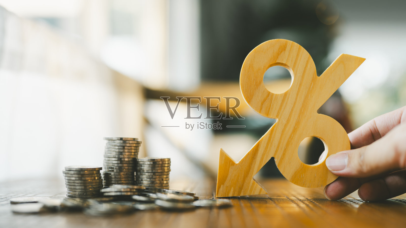 百分比模型与硬币堆栈。银行系统的概念，上升的利率，通货膨胀，通货紧缩和储蓄。照片摄影图片