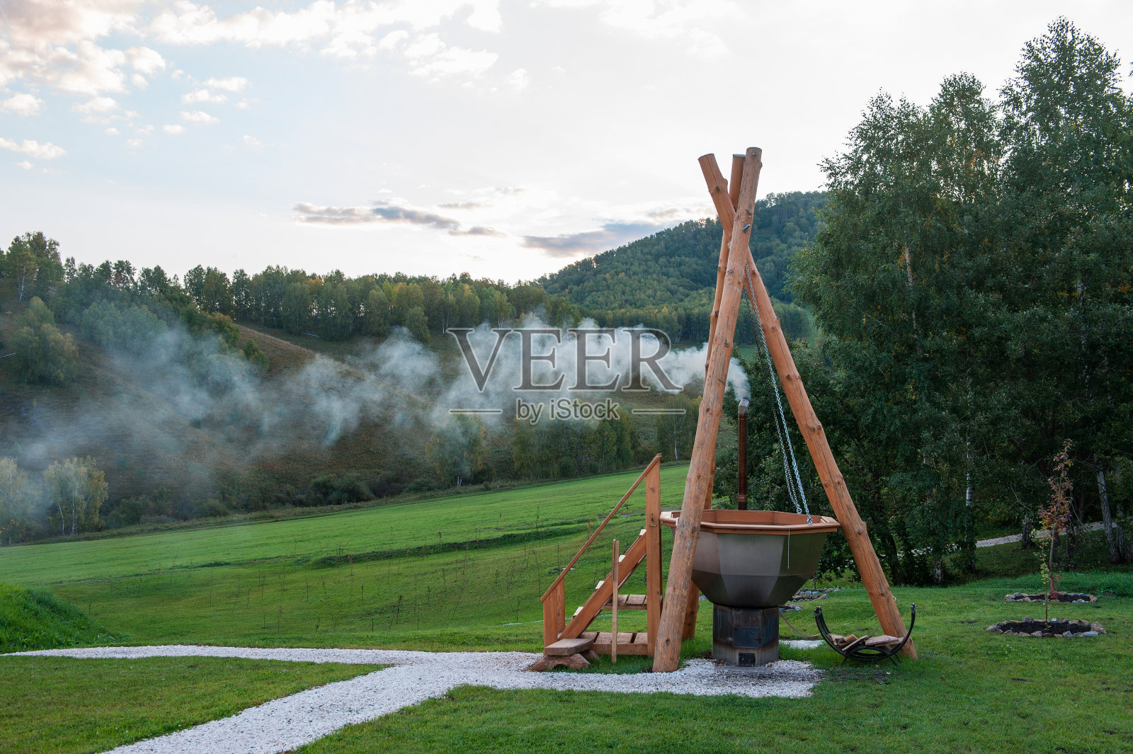 在山上做水疗照片摄影图片